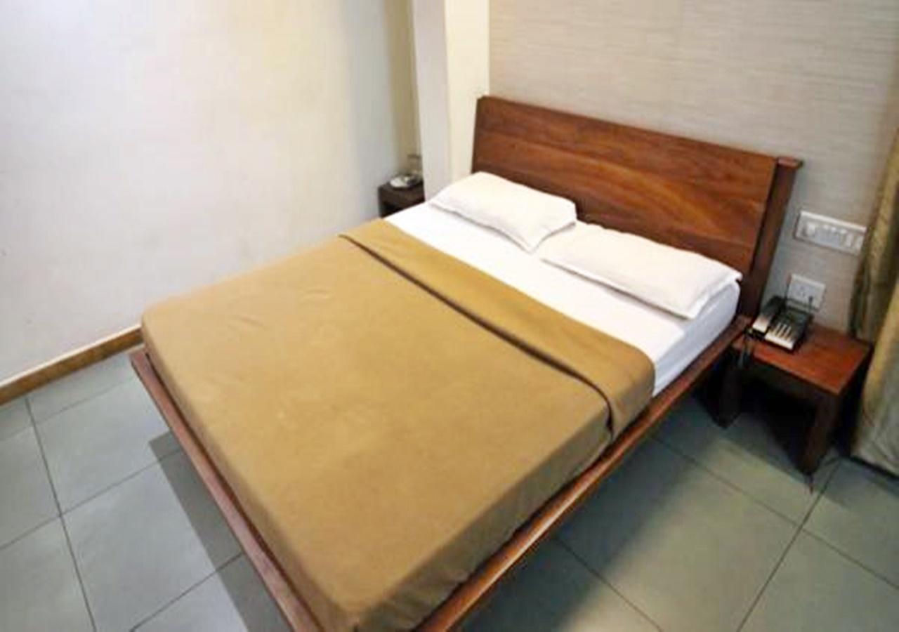 Hotel Holiday Home Бангалор Экстерьер фото